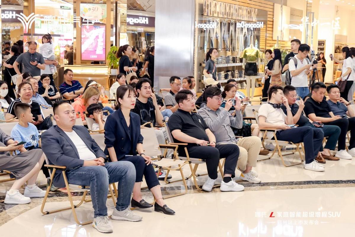 家庭智能超級增程SUV哪吒L——席“卷”鄭州