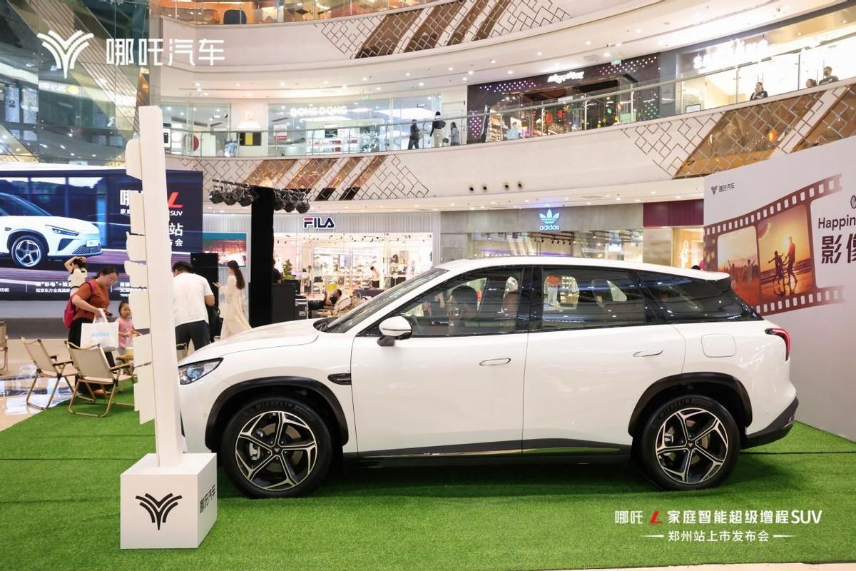 家庭智能超級增程SUV哪吒L——席“卷”鄭州