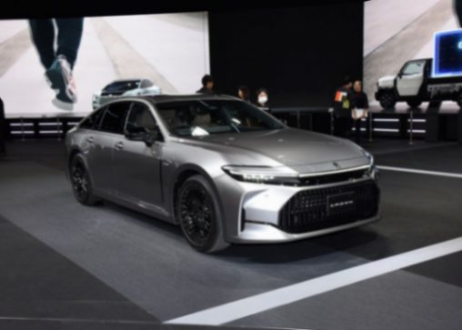 豐田攜兩款新車亮相北京車展!顏值實(shí)力兼?zhèn)洌目钍悄愕牟耍?" />
<p class="pgc-img-caption"> </p>
</div>
<p>再來便是全新一代皇冠,和前幾代車型相比,全新一代皇冠不僅更加精致,同時(shí)所呈現(xiàn)出的高級感也更為濃厚。新車的前臉格柵采用了雕花玻璃感熏黑鍍鉻裝飾,結(jié)合犀利的大燈組,使其整體看來更具辨識(shí)度。車身側(cè)面的話,修長且優(yōu)雅,車尾的地方則使用了一字型的貫穿式尾燈。</p>
<div id="dd1xp755df" class="pgc-img"><img class="syl-page-img" src="http://m.zxit666.com/uploads/image/2024/0430/0T10411a3.png" title=
