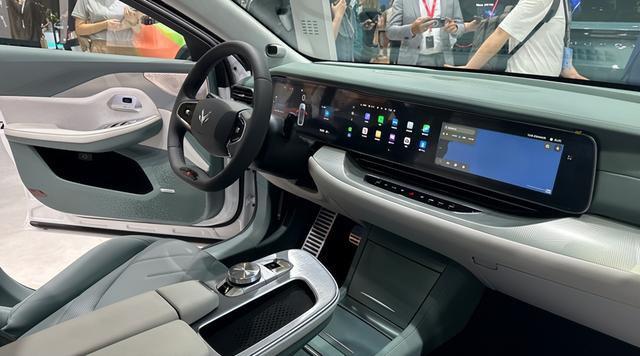 2024款極狐阿爾法S先行版PRO售25.68萬,便宜7.3萬,續航多102km