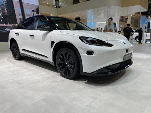 2024款極狐阿爾法S先行版PRO售25.68萬,便宜7.3萬,續航多102km