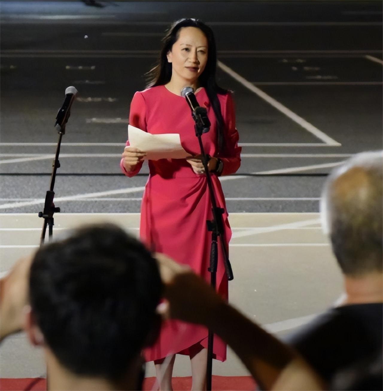 同是任正非的基因,把孟晚舟跟姚安娜一對比,差距這就出來了