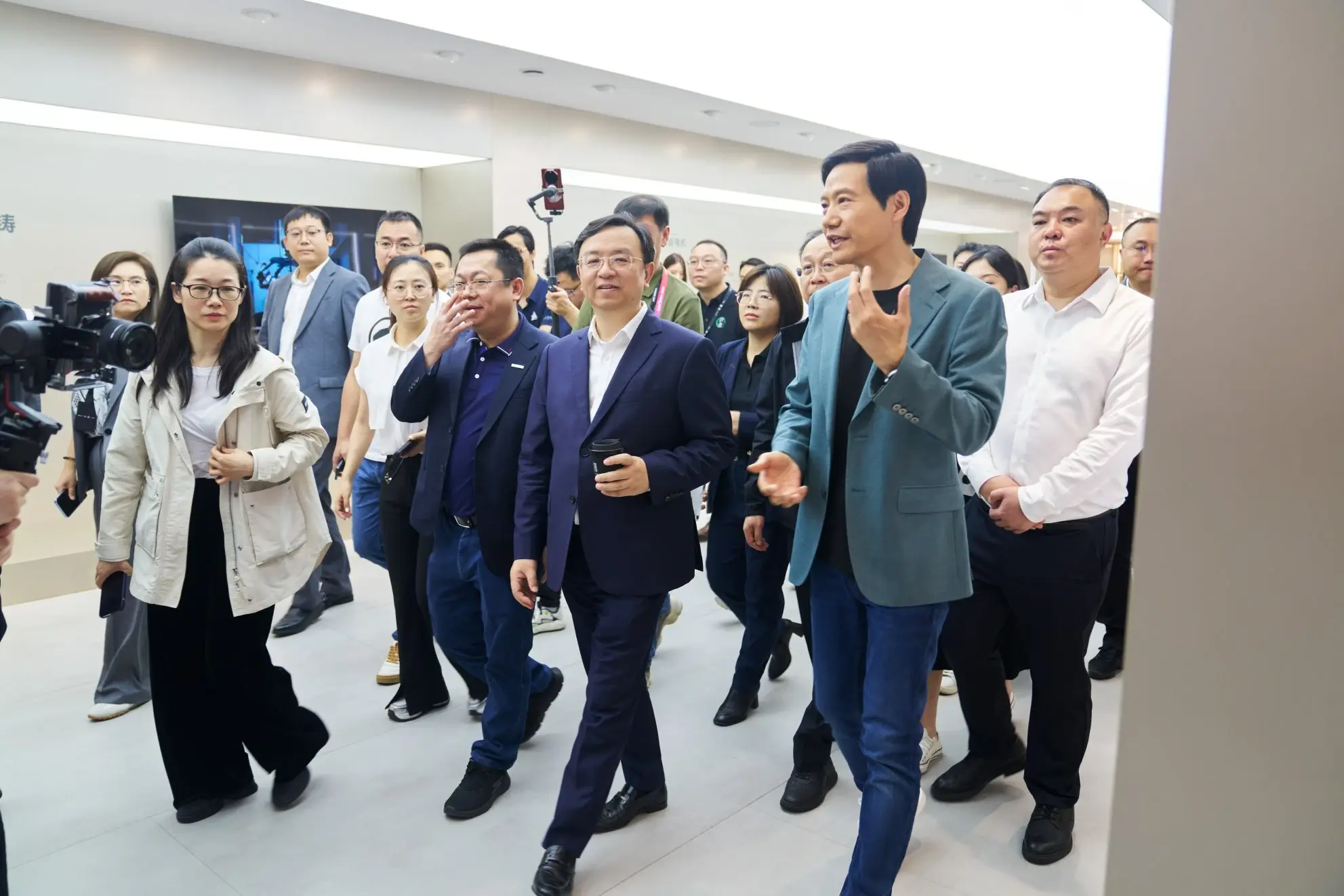 比亞迪滾裝船隊(duì)出海,全球每賣(mài)5臺(tái)新能源汽車(chē),有一臺(tái)王傳福的