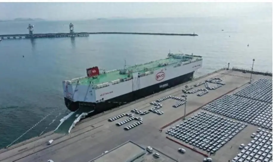 比亞迪滾裝船隊(duì)出海,全球每賣(mài)5臺(tái)新能源汽車(chē),有一臺(tái)王傳福的