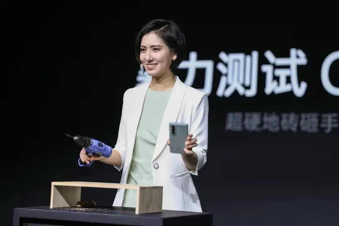 絕了!oppo高跟鞋名場(chǎng)面后續(xù),手機(jī)銷量激增,網(wǎng)友:我買還不行嗎