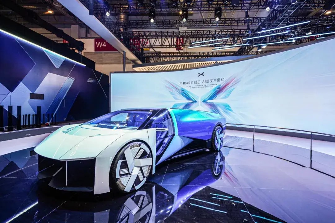 AI定義再進化,“九冠王”小鵬X9領銜亮相北京車展