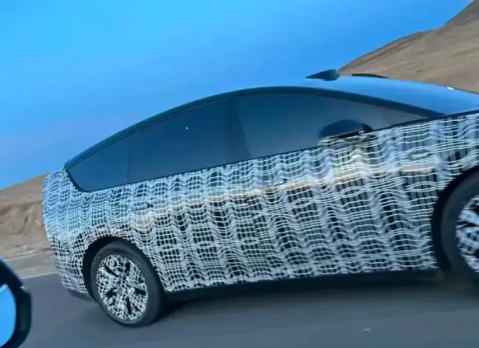 縮小版MEGA?理想新車路試諜照曝光