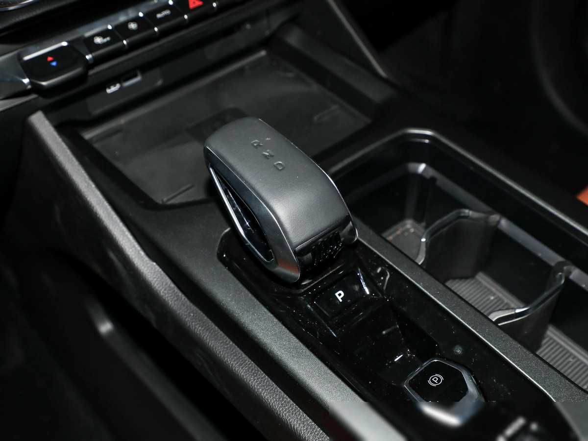 進階硬核中型SUV,全系配2.0T動力,配置有提升,解讀吉利