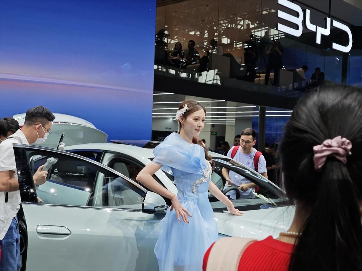 車展只看車?自從有了膚白貌美大長(zhǎng)腿,車也不香了