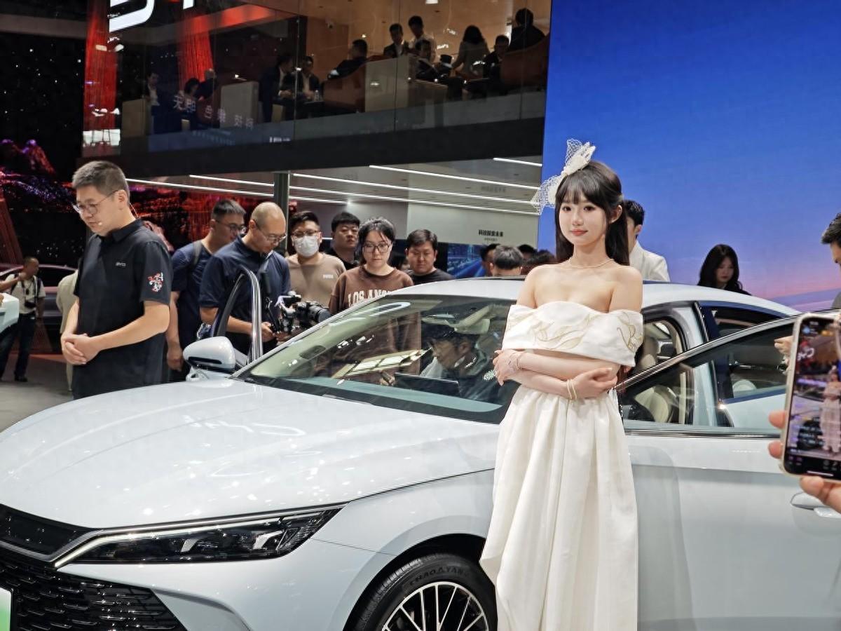車展只看車?自從有了膚白貌美大長(zhǎng)腿,車也不香了