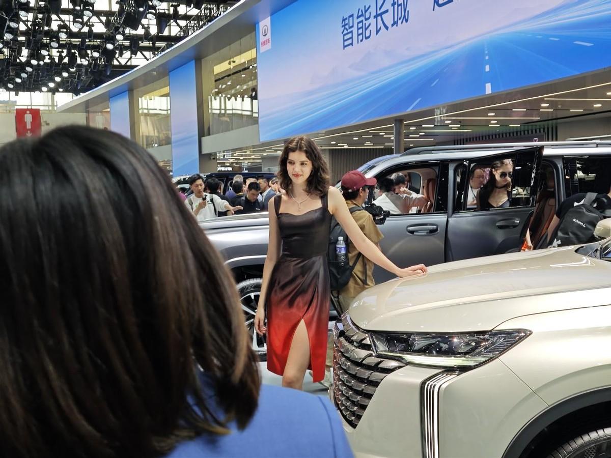 車展只看車?自從有了膚白貌美大長(zhǎng)腿,車也不香了
