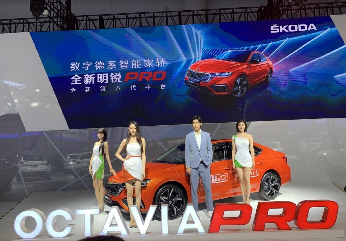 車展只看車?自從有了膚白貌美大長(zhǎng)腿,車也不香了