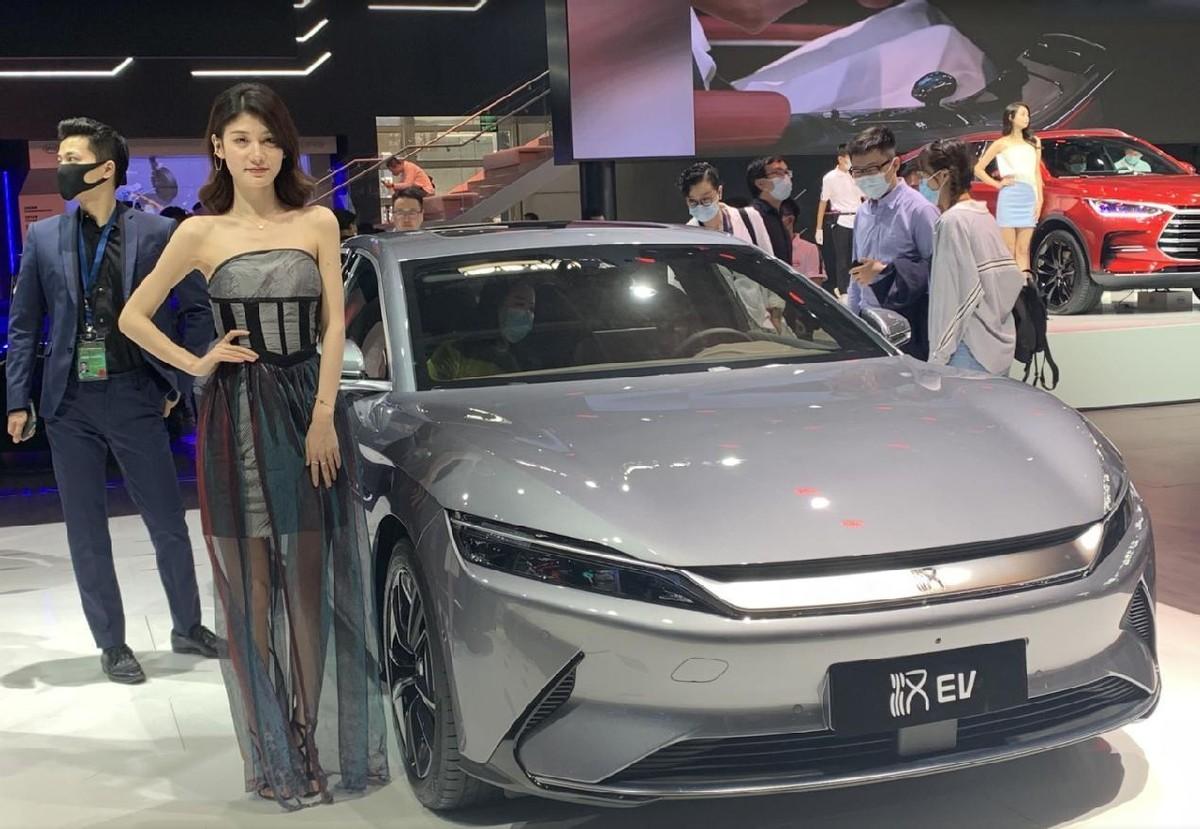車展只看車?自從有了膚白貌美大長(zhǎng)腿,車也不香了