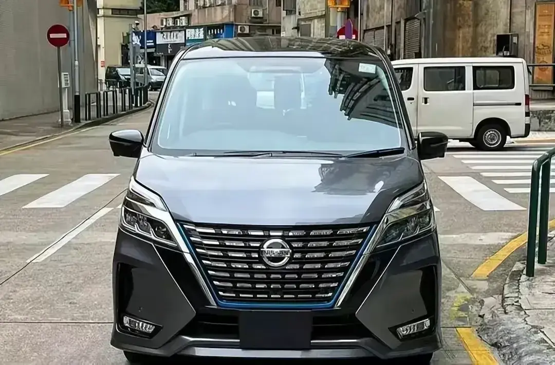 埃爾法肩并肩,日產Serena全新MPV實車亮相,豐田賽那要著急了!