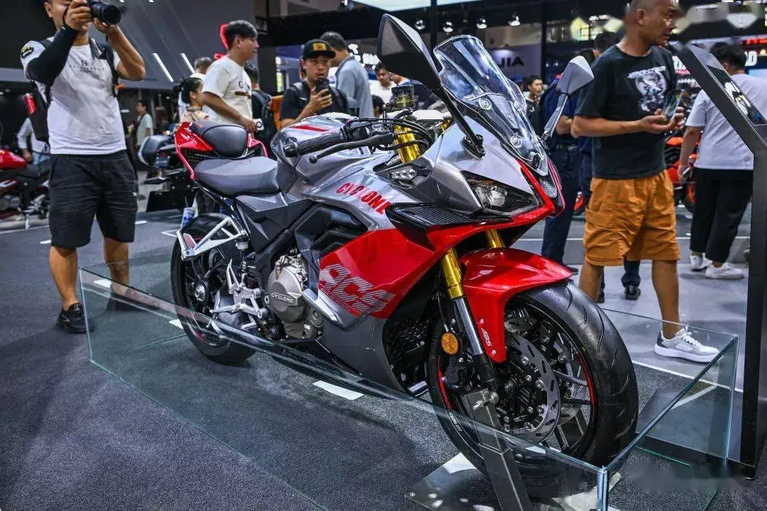 又一波新車來襲:五羊本田CB190跑車,春風800MT-X,閃250雙缸版
