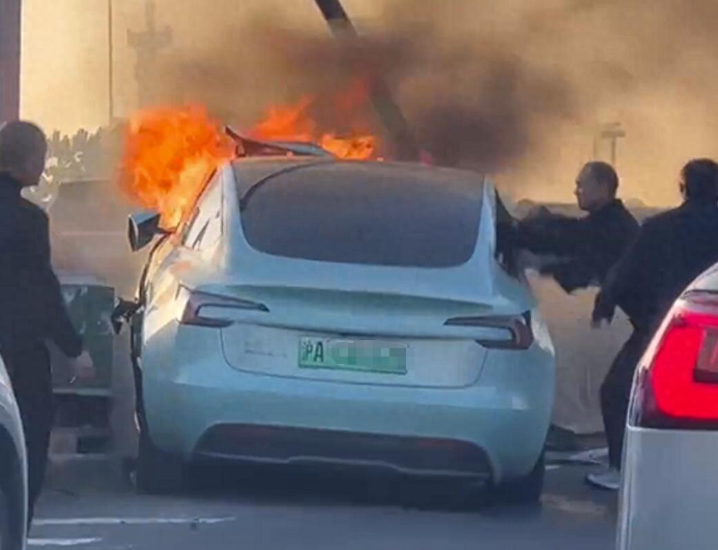 特斯拉撞車打不開門,是“問界復刻版”嗎?