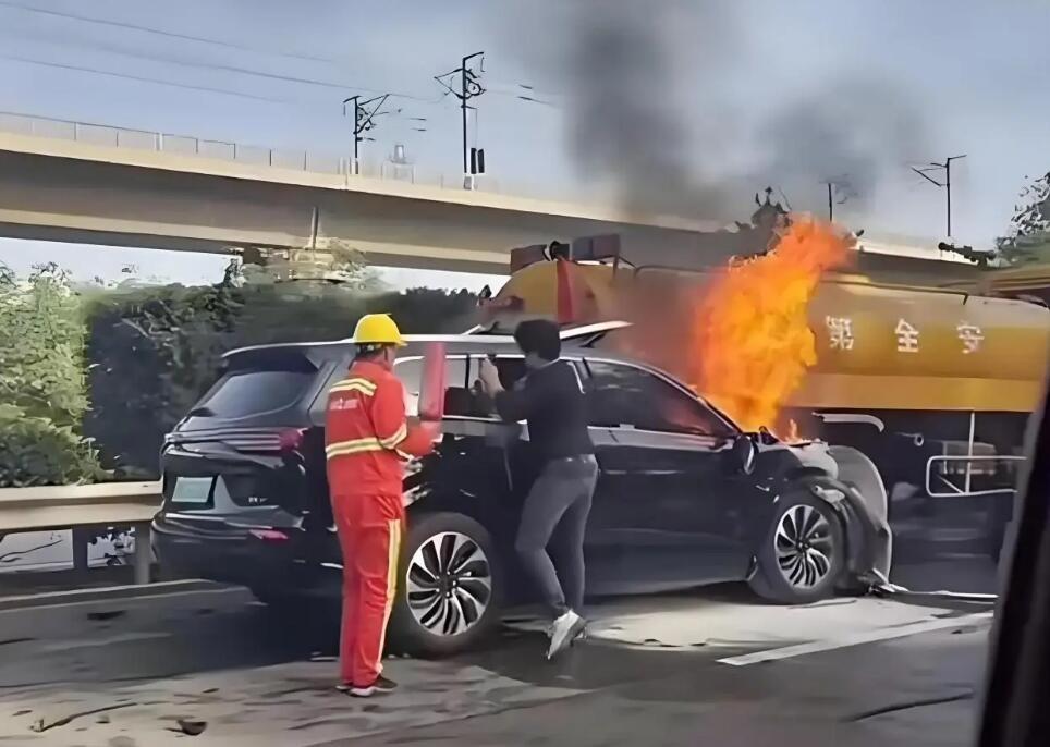 特斯拉撞車打不開門,是“問界復刻版”嗎?
