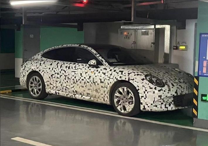 長城歐拉全新轎車實車曝光,溜背設計更動感,配電動升降尾翼