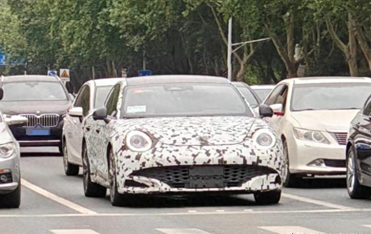 長城歐拉全新轎車實車曝光,溜背設計更動感,配電動升降尾翼