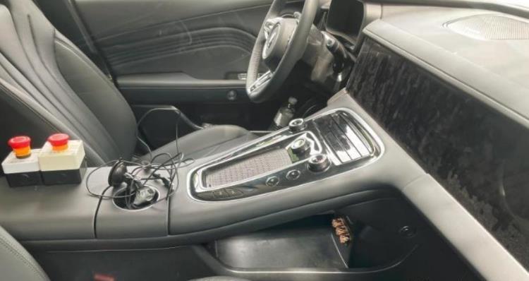 長城歐拉全新轎車實車曝光,溜背設計更動感,配電動升降尾翼
