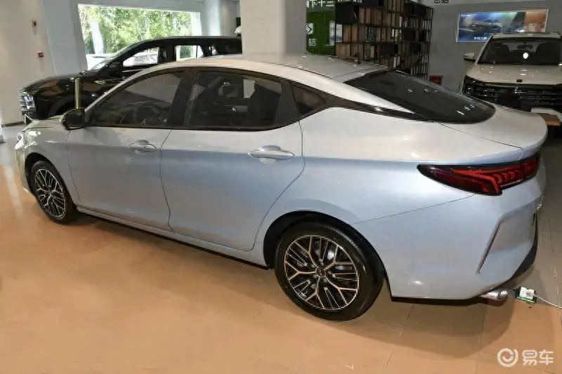 江淮A5 PLUS\"值得一看\" 江淮汽車瘋了