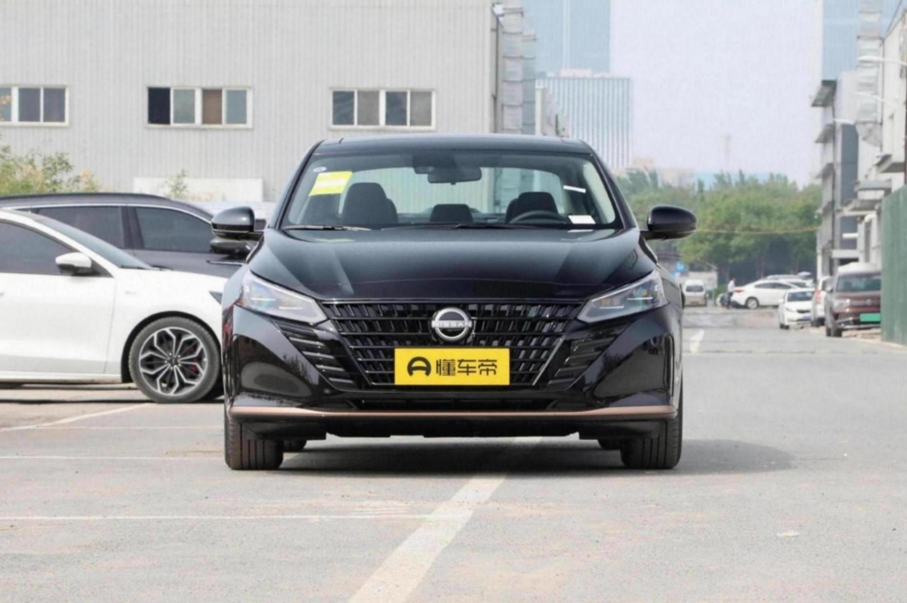 搭載2.0L+CVT,綜合油耗6.41L,日產天籟20周年黑金版如何?