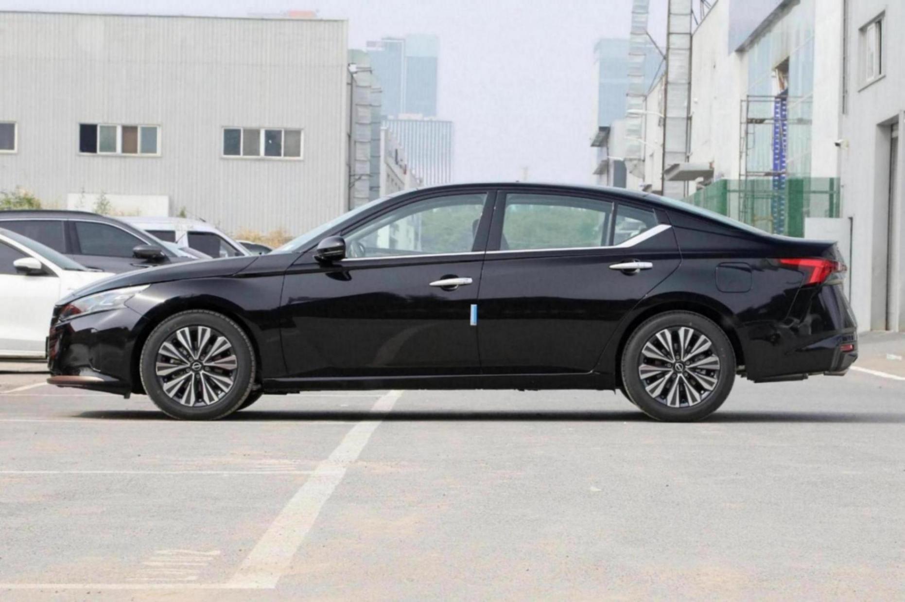搭載2.0L+CVT,綜合油耗6.41L,日產天籟20周年黑金版如何?