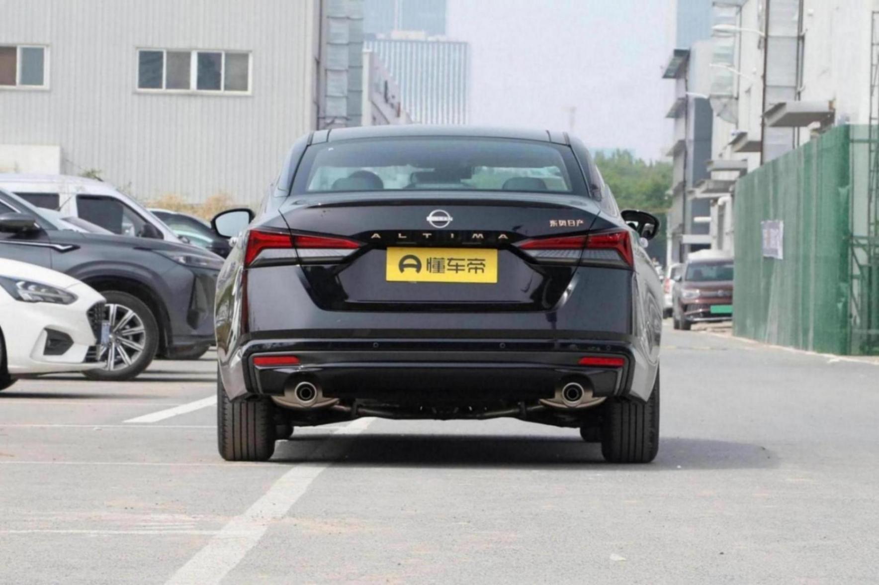 搭載2.0L+CVT,綜合油耗6.41L,日產天籟20周年黑金版如何?