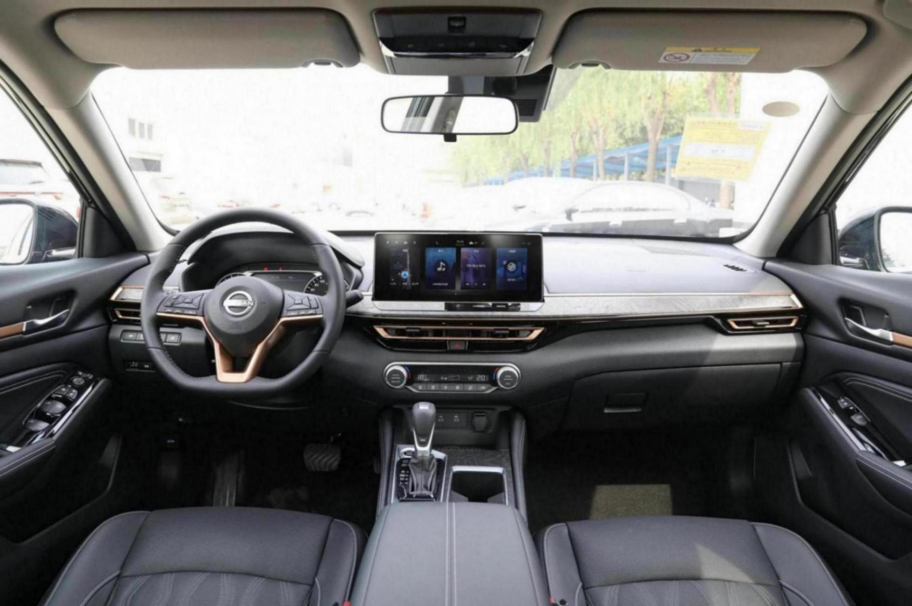搭載2.0L+CVT,綜合油耗6.41L,日產天籟20周年黑金版如何?
