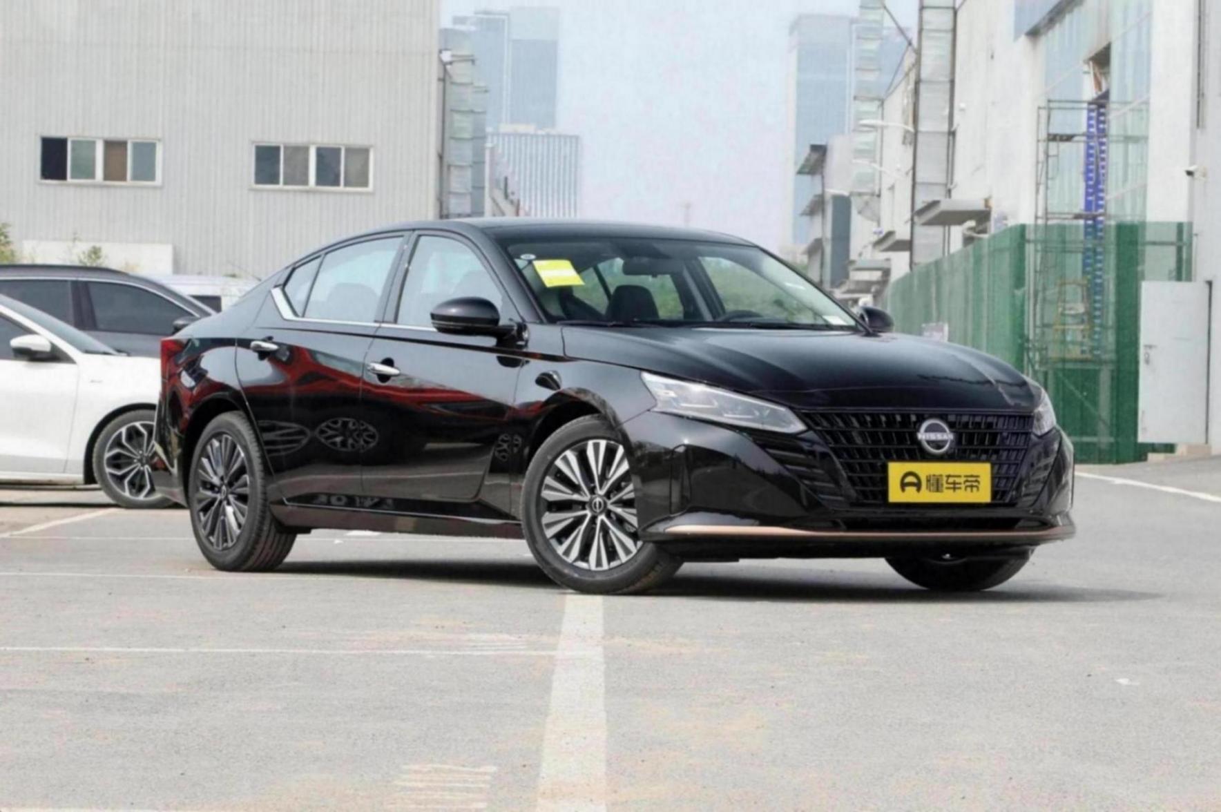 搭載2.0L+CVT,綜合油耗6.41L,日產天籟20周年黑金版如何?