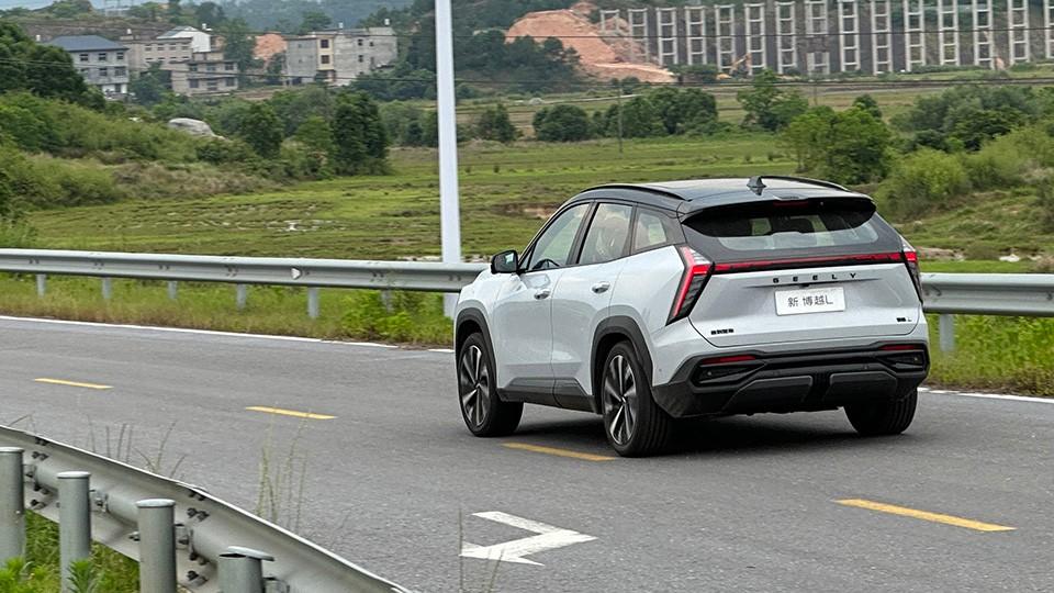 超過60km/h都沒用,華為小鵬爭論的AEB,吉利效果更好?