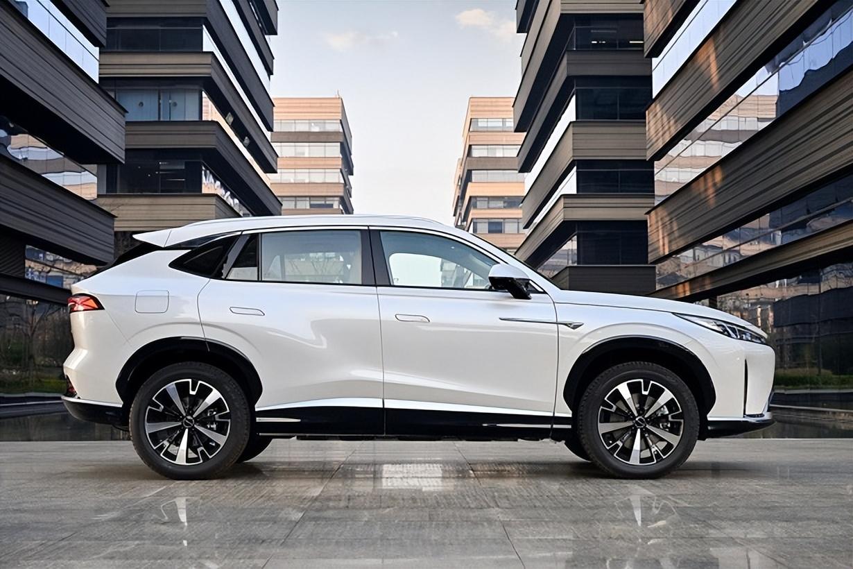 11.98萬起,榮威D5X DMH上市,續(xù)航1300km,誰是競(jìng)爭(zhēng)對(duì)手?