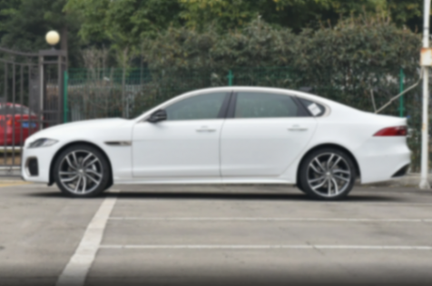 車長5102mm,標配2.0T+8AT,降幅超12萬,捷豹XFL值得選嗎