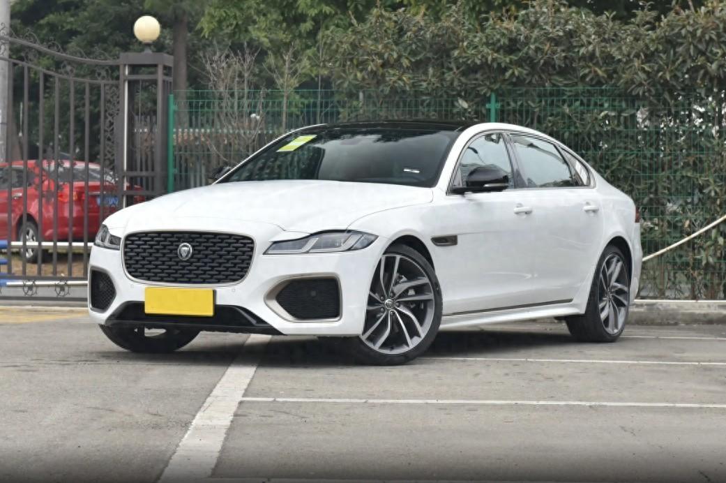 車長5102mm,標配2.0T+8AT,降幅超12萬,捷豹XFL值得選嗎