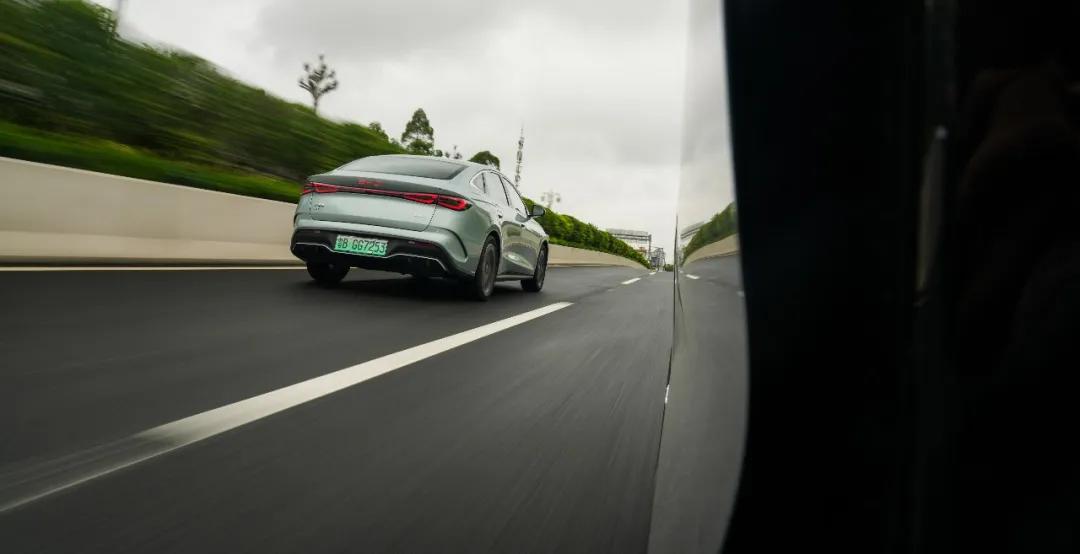 虧電3.98L!續(xù)航超2000公里,比亞迪新車一箱油橫跨京廣?