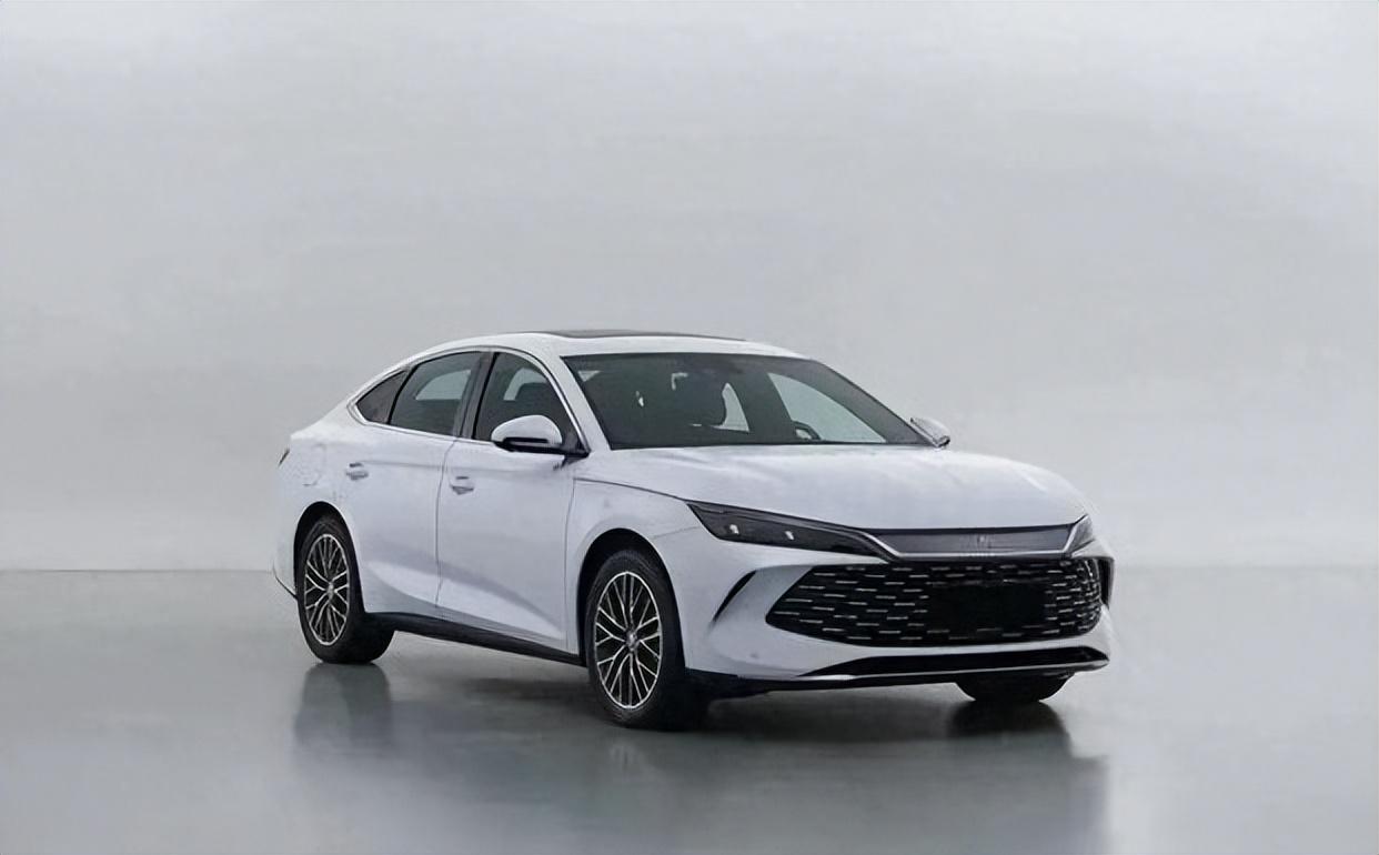 新車預計售價12萬元起全新插混中型車,比亞 迪奏L實車到店