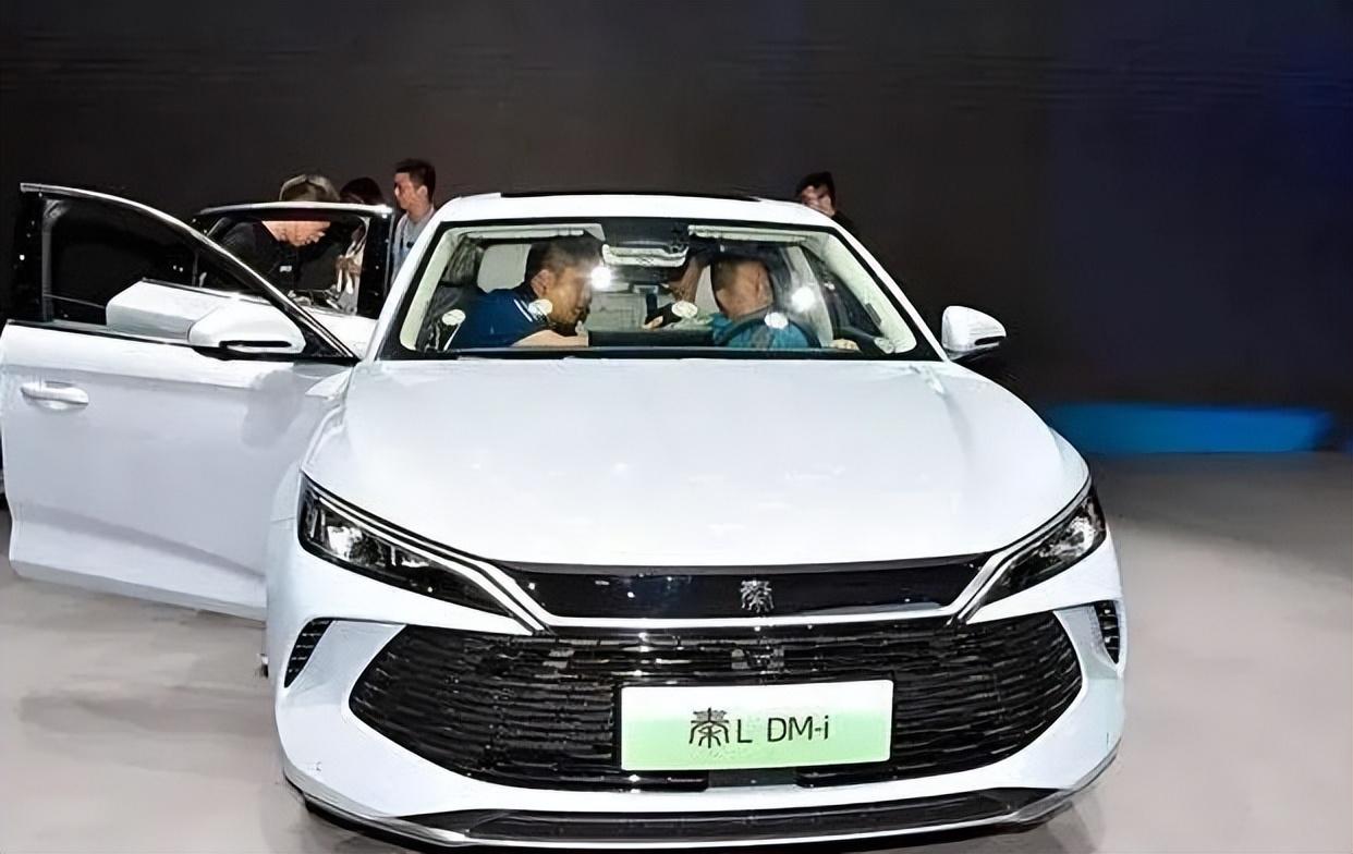 新車預計售價12萬元起全新插混中型車,比亞 迪奏L實車到店