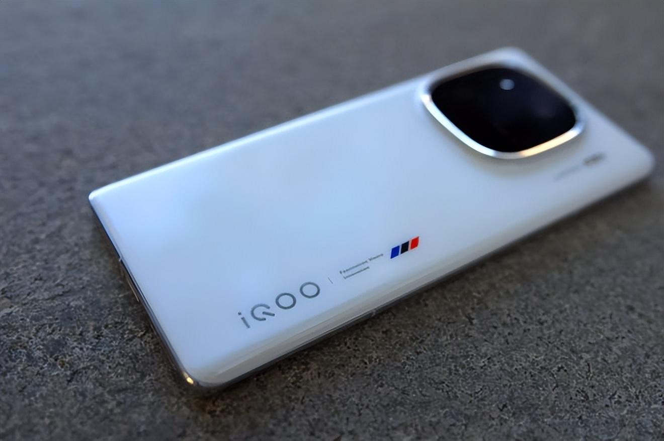 iQOO 13再次被確認:大內(nèi)存+大電池,核心配置也已清晰!