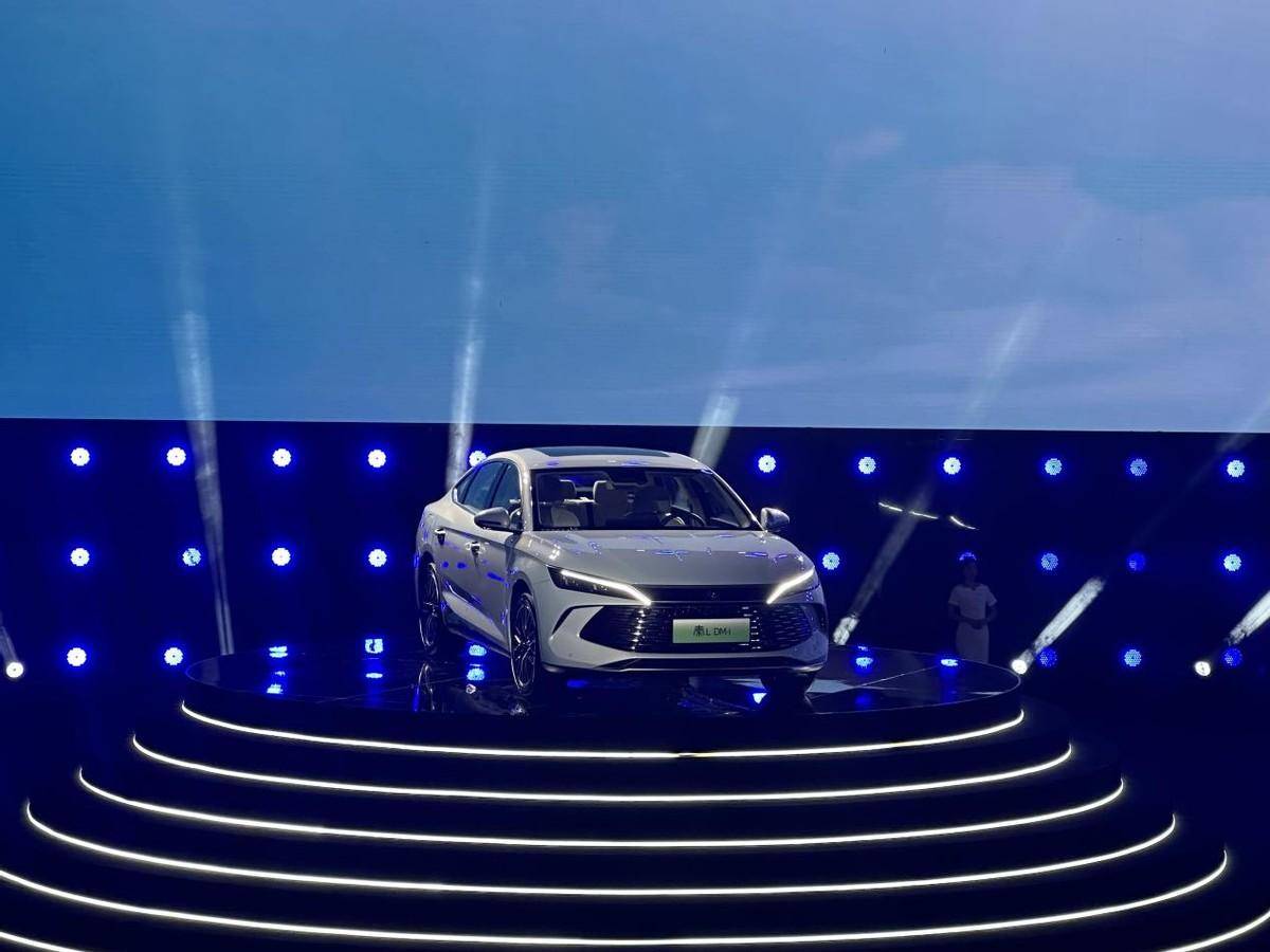 合資燃油車勁敵來了,比亞迪全新插混雙車上市,9.98萬起售