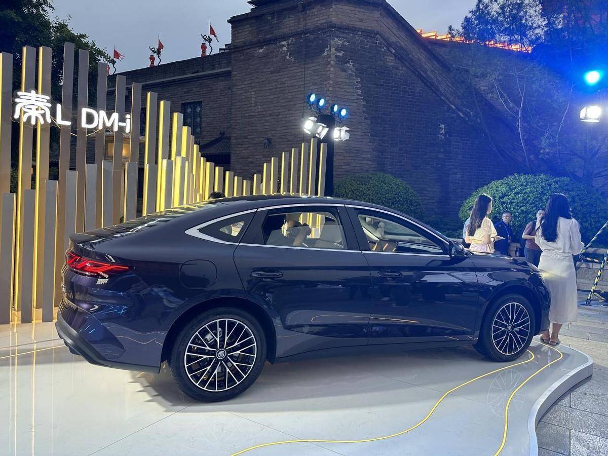 合資燃油車勁敵來了,比亞迪全新插混雙車上市,9.98萬起售