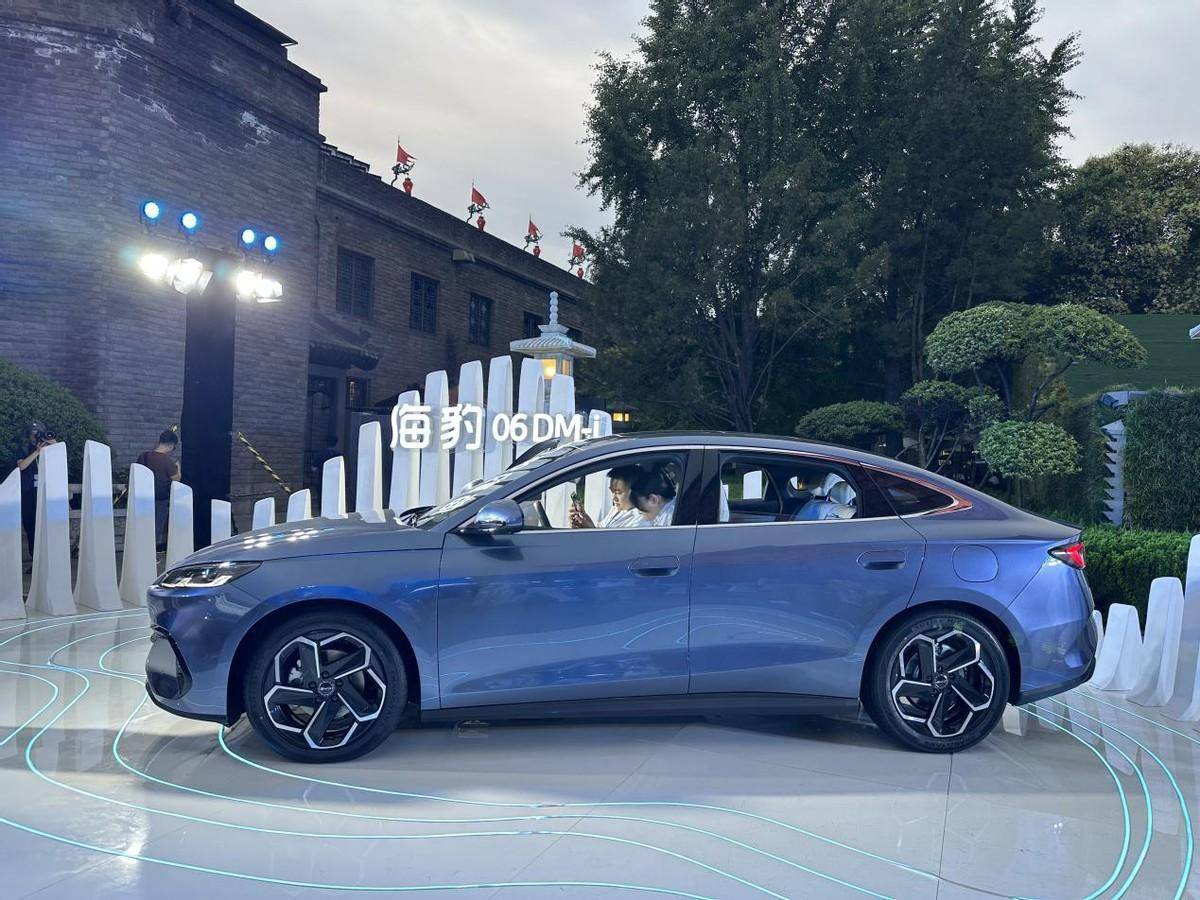 合資燃油車勁敵來了,比亞迪全新插混雙車上市,9.98萬起售