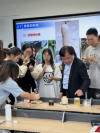 一個蜂學(xué)教授的課堂上,比吃蜂蜜更重要的事