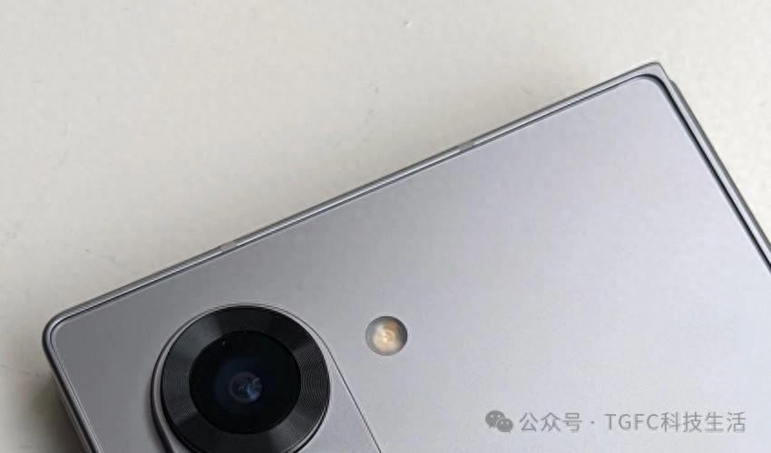 三星 Galaxy Z Fold 6 最新渲染照片曝光了正反面及攝像頭細節
