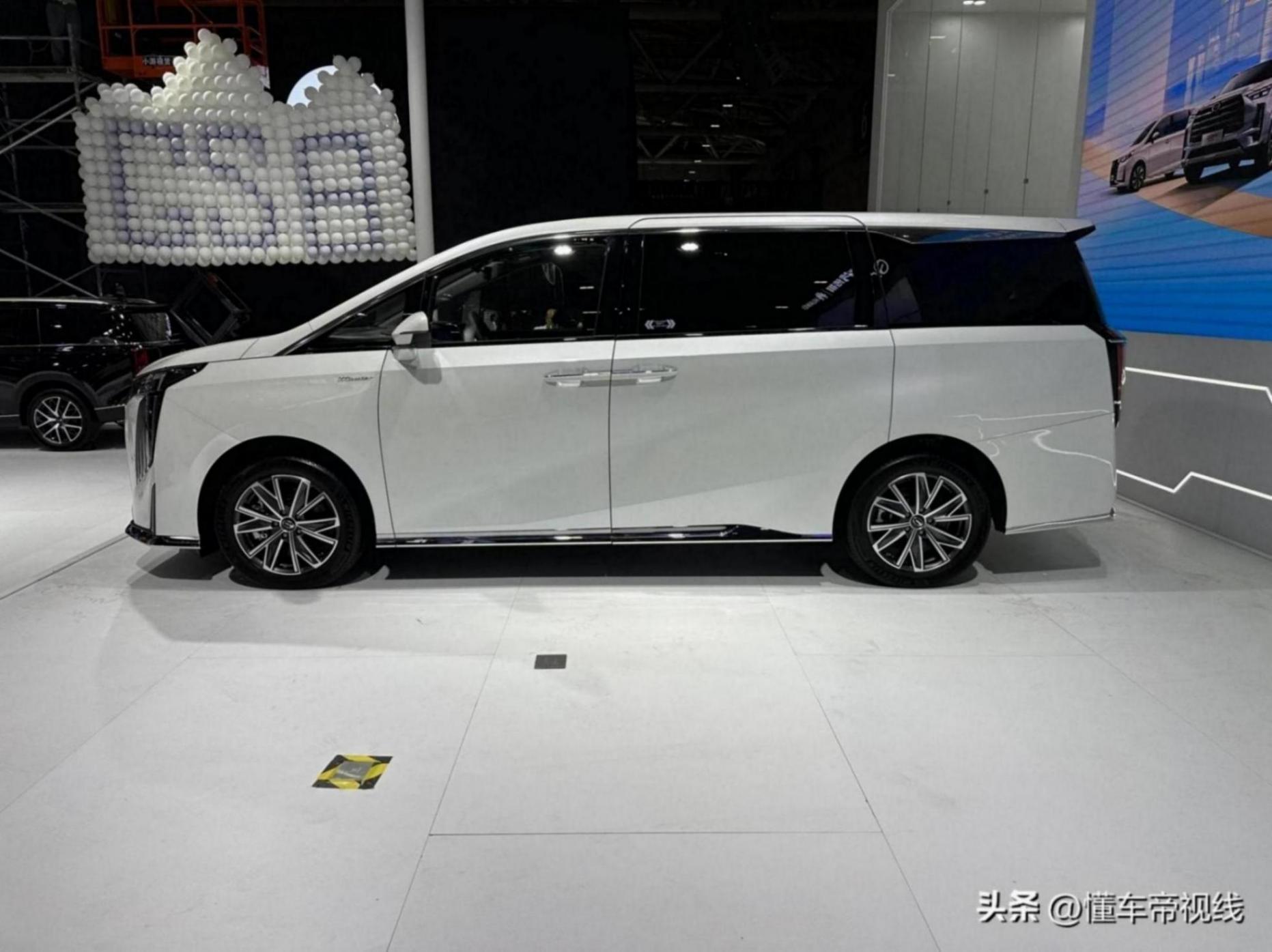 26.68萬元/混動MPV 廣汽傳祺M8大師超級混動版亮相粵港澳車展