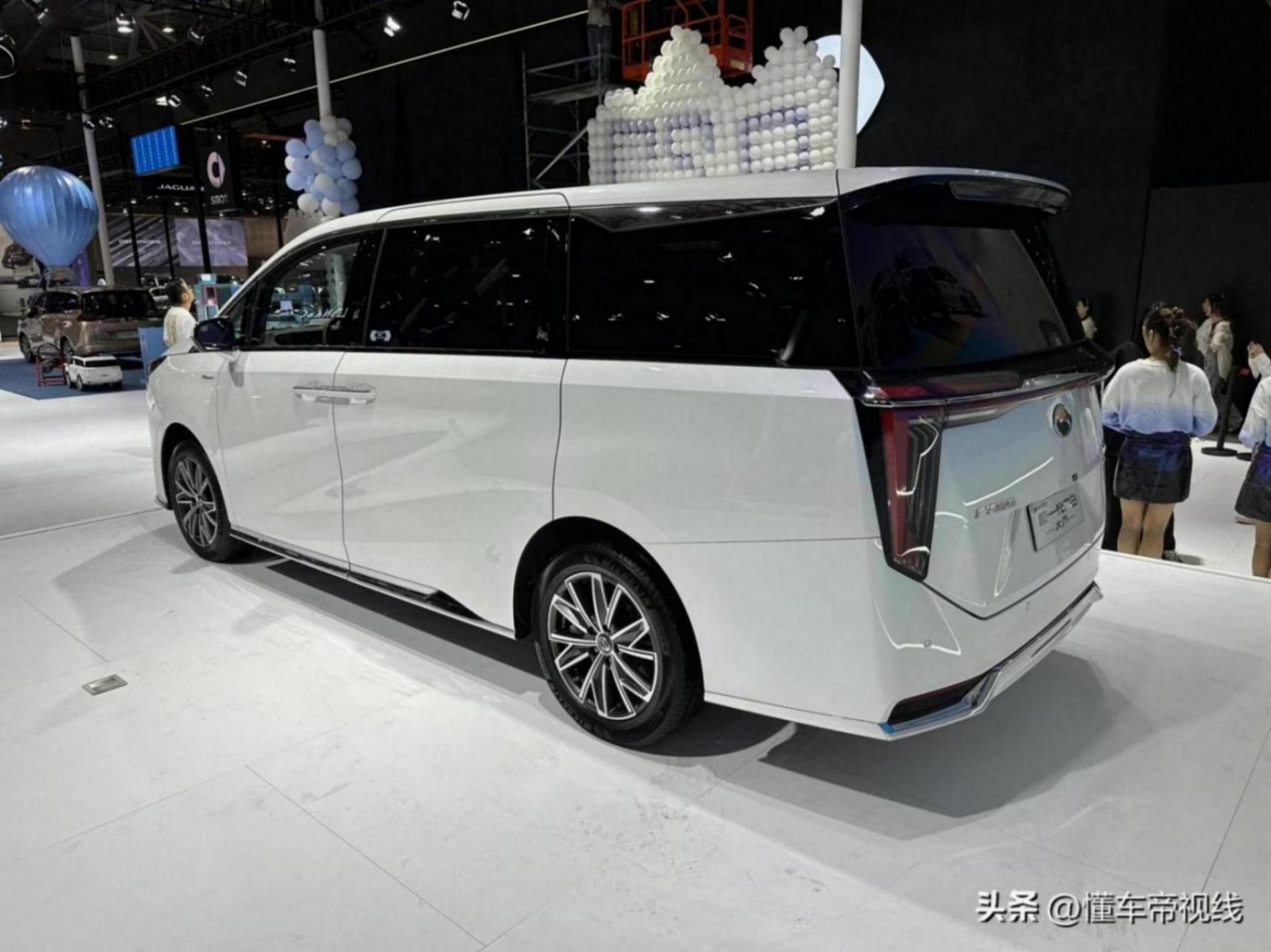 26.68萬元/混動MPV 廣汽傳祺M8大師超級混動版亮相粵港澳車展