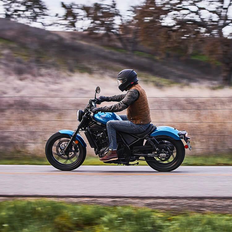 看下CM 300 的大哥大——2024 本田 CMX1100 Rebel