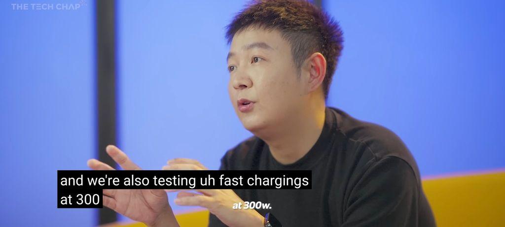300W快充,真我高管爆料黑科技,大電池和超級快充你選誰?