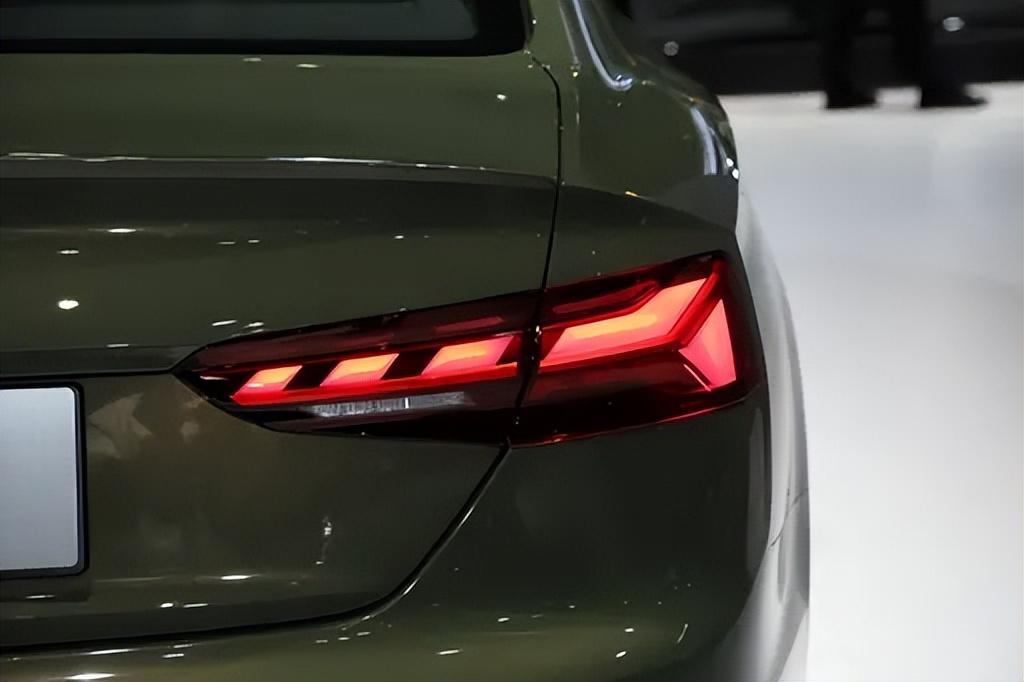 2024 奧迪 S5 Sportback:革新外觀與強勁動力引領豪華運動轎車潮流
