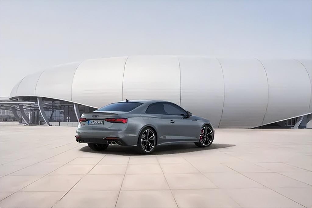 2024 奧迪 S5 Sportback:革新外觀與強勁動力引領豪華運動轎車潮流
