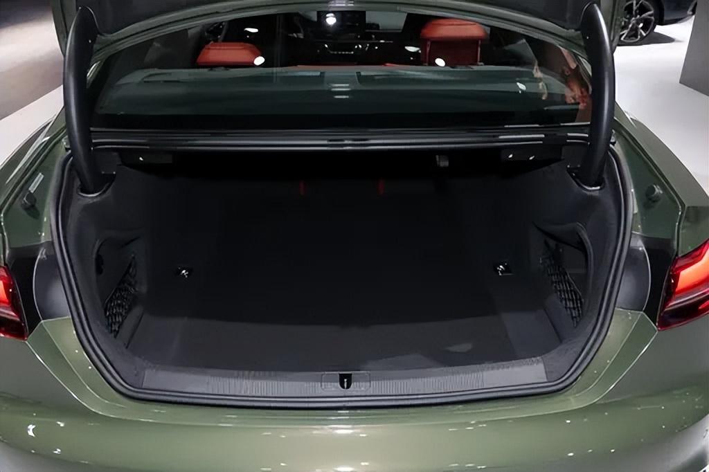 2024 奧迪 S5 Sportback:革新外觀與強勁動力引領豪華運動轎車潮流